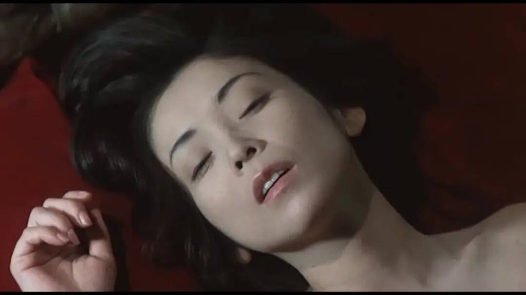 ​1997年的日本电影《键》主演川岛直美、柄本明、大泽树生，讲述一个作家为重新焕发活力，通过日记故意让妻子出轨的故事。